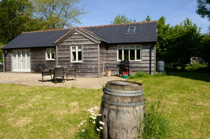 Vine Cottage in Netherbury, Beaminster, Dorset. Garden. Private parking. Single-storey. Pet-friendly