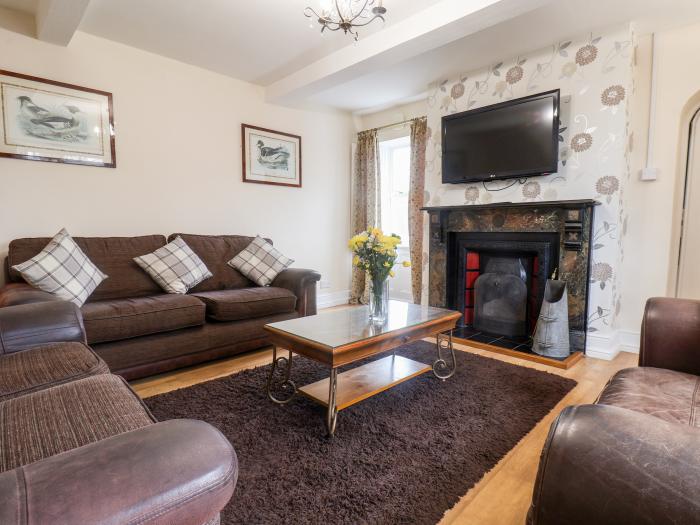 Manor Farmhouse in Reighton near Filey, North Yorkshire. Hot tub. Open fire. En-suites. Pet-friendly