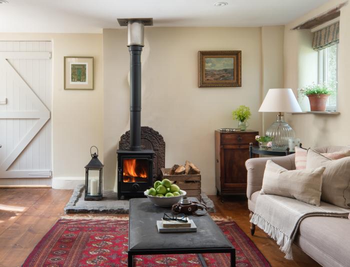 Hawthorn Cottage, Collihole, Chagford, Devon. Woodburning stove. Ideal for couples. Close amenities.