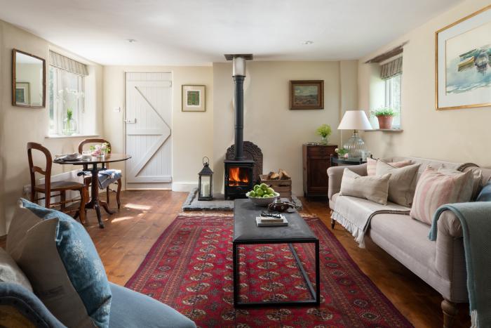 Hawthorn Cottage, Collihole, Chagford, Devon. Woodburning stove. Ideal for couples. Close amenities.