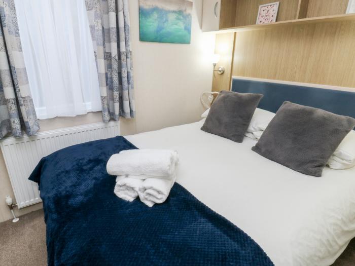 Ocean Pearl, Kingsbridge, Devon, sleeping four in two bedrooms. On-site shop and pub. WiFi. TV. Oven