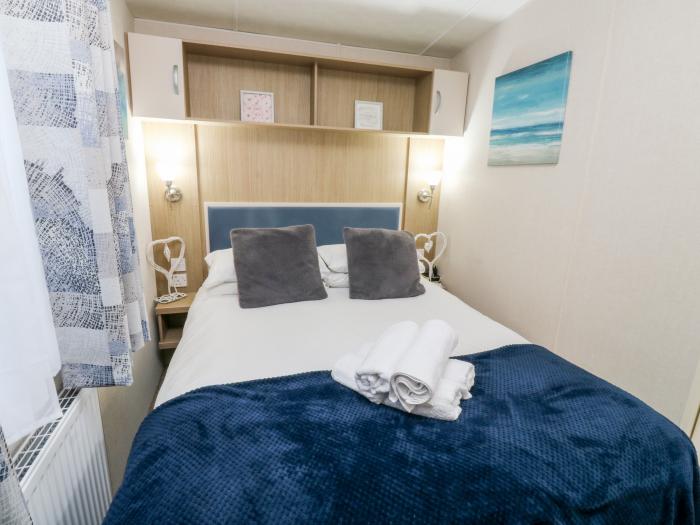Ocean Pearl, Kingsbridge, Devon, sleeping four in two bedrooms. On-site shop and pub. WiFi. TV. Oven