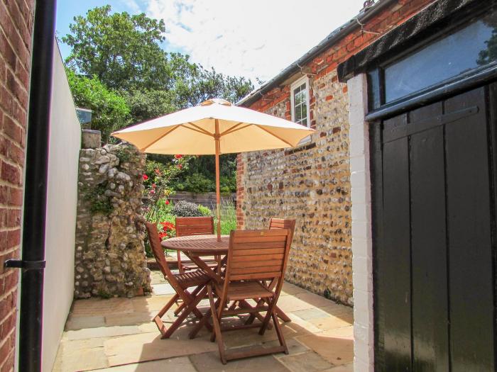 Beach Cottage, Clay-Next-The-Sea near Salthouse, Norfolk. Close to shop. Near coast. Garden. Marshes