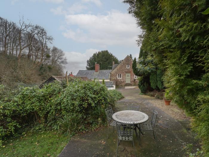 Anvil Cottage,Gatcombe near Blakeney, Gloucestershire. Pet-friendly. Close to River Severn. Smart TV