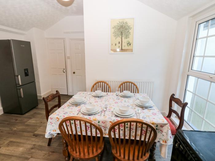 The Bookshelf, a first-floor apartment in Mumbles, Glamorgan. Near amenities and beach. Pet-friendly