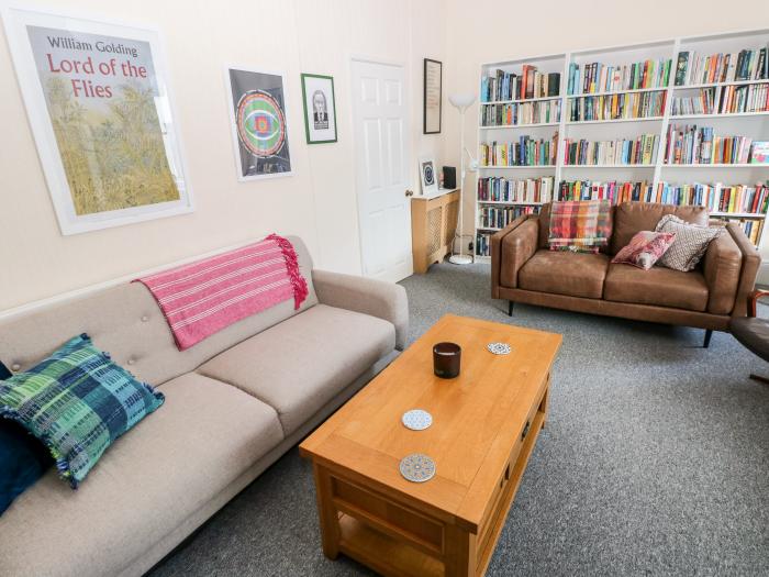 The Bookshelf, a first-floor apartment in Mumbles, Glamorgan. Near amenities and beach. Pet-friendly