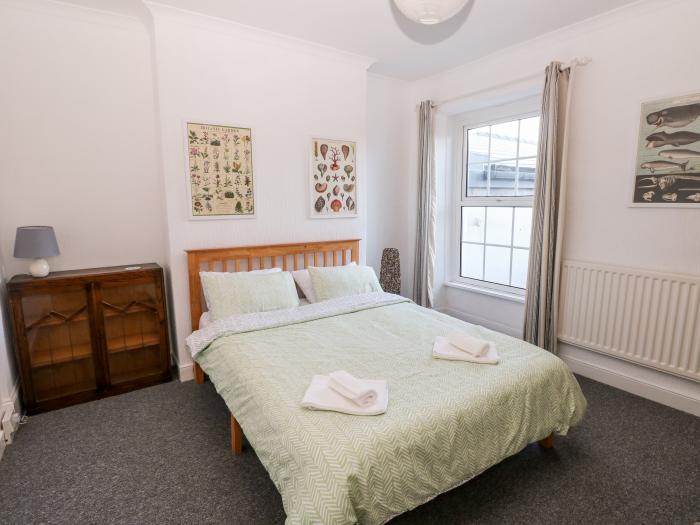 The Bookshelf, a first-floor apartment in Mumbles, Glamorgan. Near amenities and beach. Pet-friendly