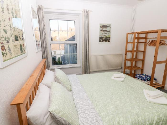 The Bookshelf, a first-floor apartment in Mumbles, Glamorgan. Near amenities and beach. Pet-friendly