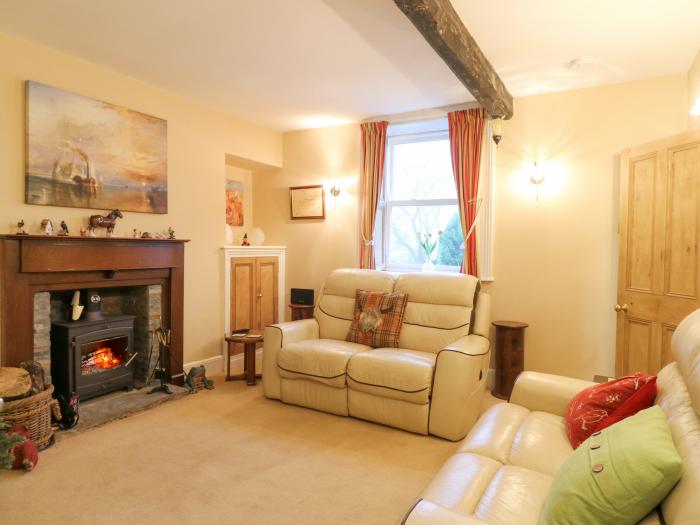 Yew Tree Cottage, Chesterfield, Derbyshire, has three bedrooms, sleeping six. Pet-friendly. Smart TV