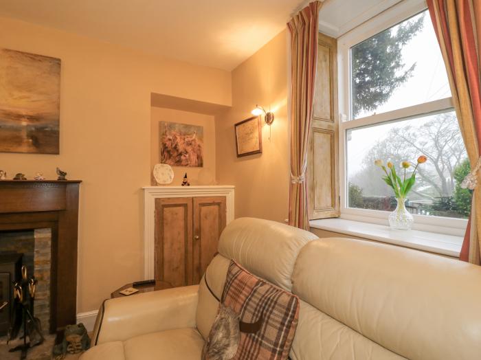 Yew Tree Cottage, Chesterfield, Derbyshire, has three bedrooms, sleeping six. Pet-friendly. Smart TV