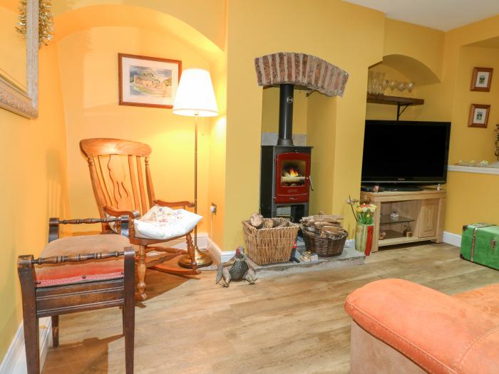 Yew Tree Cottage, Chesterfield, Derbyshire, has three bedrooms, sleeping six. Pet-friendly. Smart TV