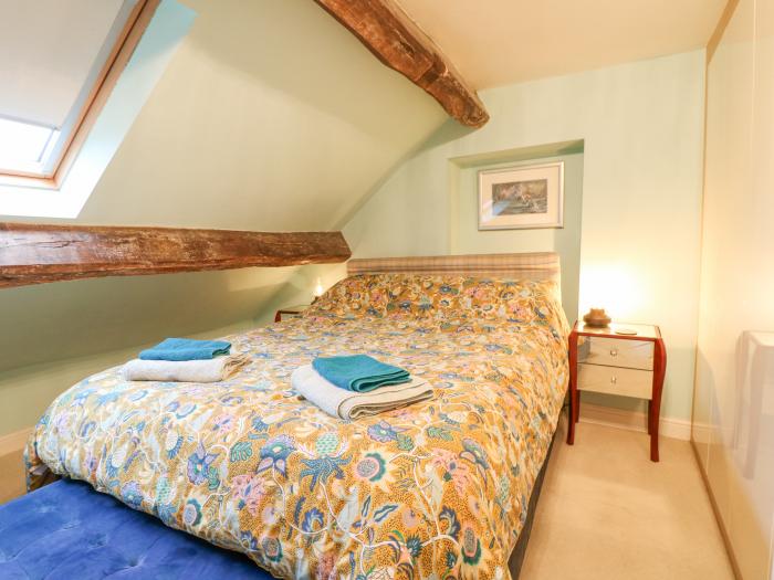 Yew Tree Cottage, Chesterfield, Derbyshire, has three bedrooms, sleeping six. Pet-friendly. Smart TV