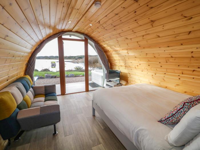 The Wheelhouse Pod No. 1, Burtonport, County Donegal. Close to lake and shop. Hot tub. Oven.