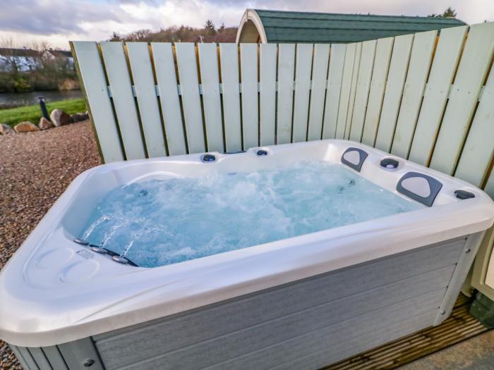 The Wheelhouse Pod No. 1, Burtonport, County Donegal. Close to lake and shop. Hot tub. Oven.