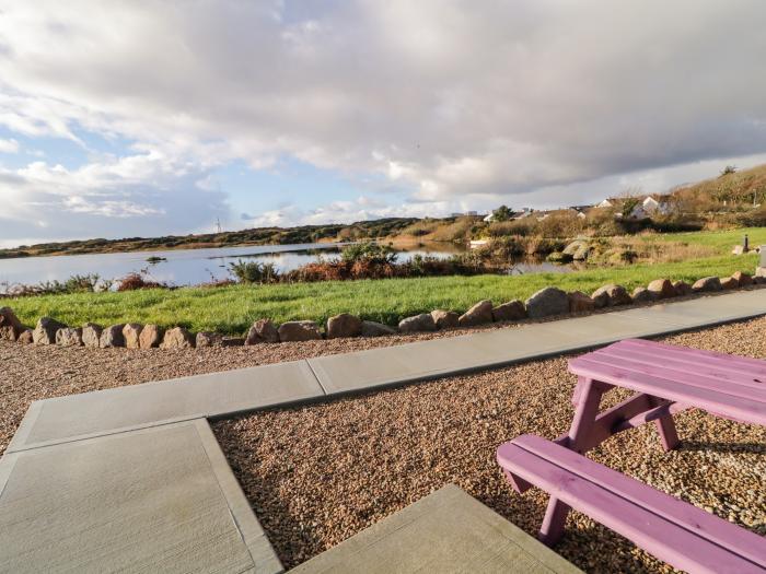 The Wheelhouse Pod No. 9, in Burtonport, County Donegal. Close to beach and shop. Hot tub. Romantic.