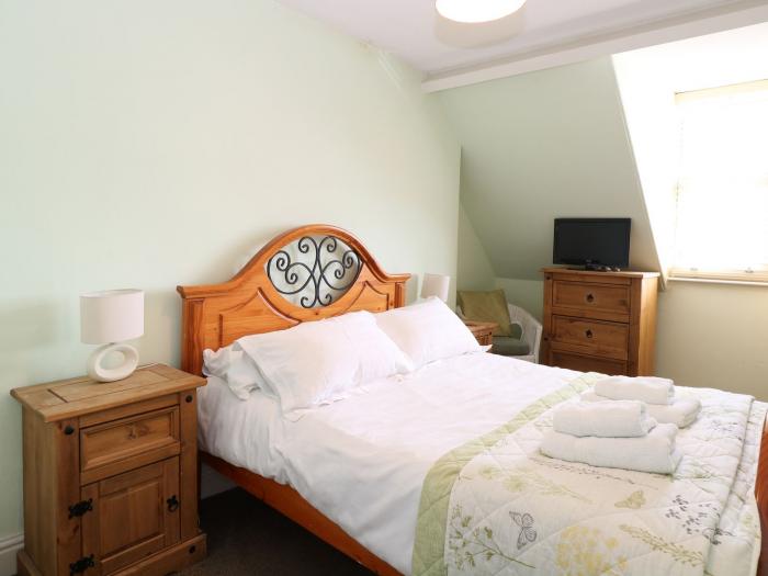Birch House, a Victorian property in Cromer, Norfolk. Near the beach and amenities. Family-friendly.