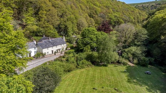 Trentishoe Coombe, Parracombe, Devon. WiFi. Hot tub. Off-road parking. Smart TV. Pet-friendly. Oven.