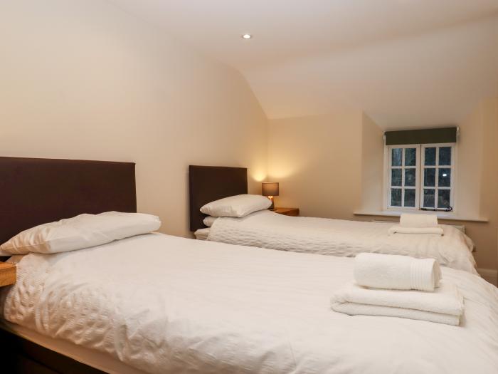 Trentishoe Coombe, Parracombe, Devon. WiFi. Hot tub. Off-road parking. Smart TV. Pet-friendly. Oven.