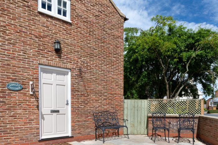 Ashley Cottage, Seaton Ross, East Riding of Yorkshire. Close to a shop and a pub. Woodburning stove.