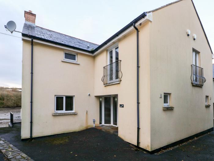 Egret, Milford Haven, Pembrokeshire. Close to a beahc. Balcony. Open-plan. Pet-friendly. Parking. TV