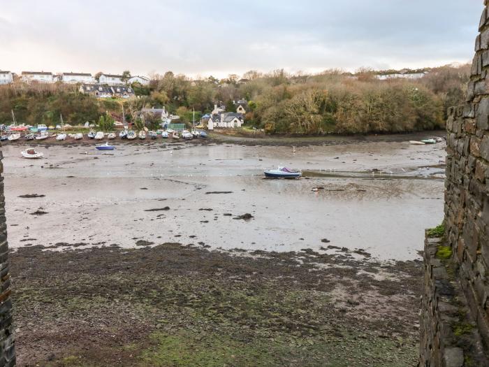 Egret, Milford Haven, Pembrokeshire. Close to a beahc. Balcony. Open-plan. Pet-friendly. Parking. TV