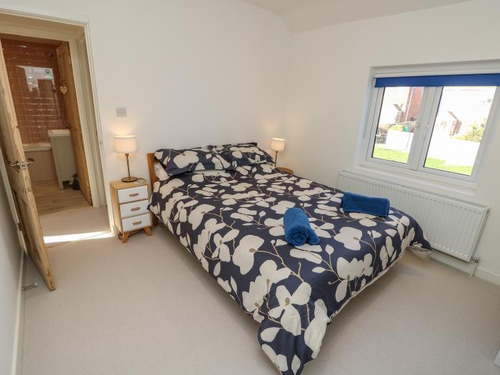 1 Star Cottages, Freshwater, Isle of Wight. Close to AONB. Close to shop, pub, and beach. Pets. WiFi