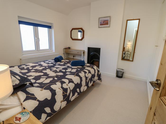 1 Star Cottages, Freshwater, Isle of Wight. Close to AONB. Close to shop, pub, and beach. Pets. WiFi