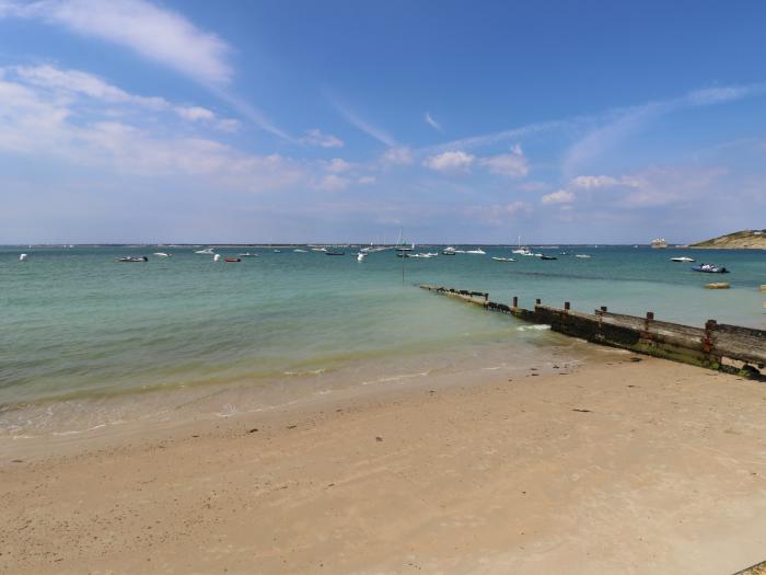 1 Star Cottages, Freshwater, Isle of Wight. Close to AONB. Close to shop, pub, and beach. Pets. WiFi
