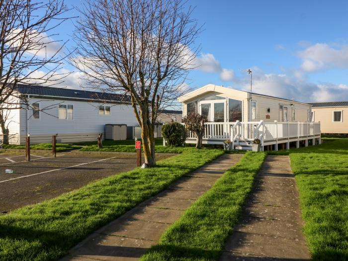 Snape Lodge rests in Towyn, Conwy. Off-road parking. On-site facilities. Close to a beach. Two beds.