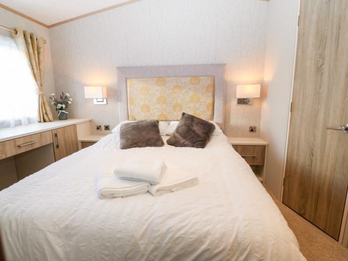 Snape Lodge rests in Towyn, Conwy. Off-road parking. On-site facilities. Close to a beach. Two beds.
