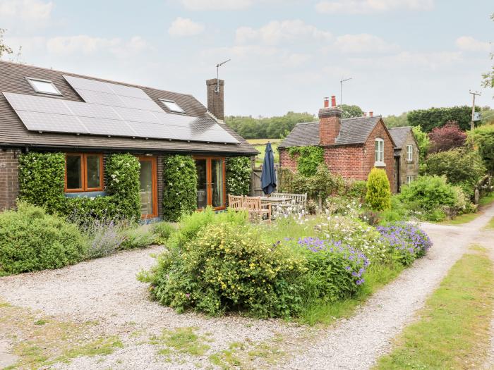 Barks Cottage in Moneystone, Ipstones, Staffordshire. Off-road parking. Dog-friendly. National Park.