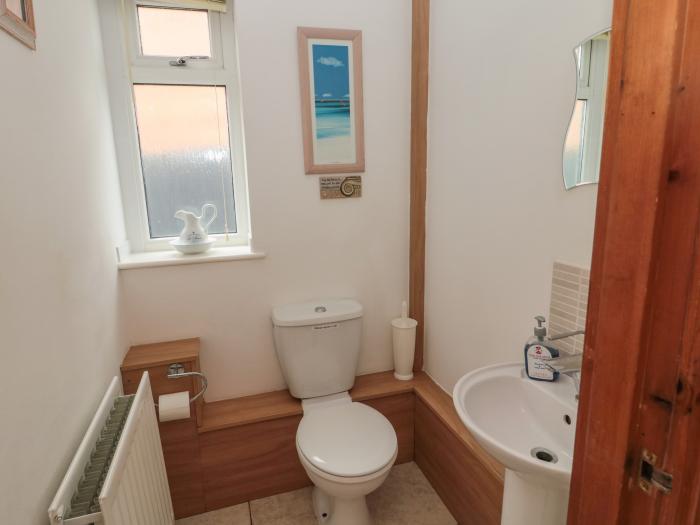 Waters Edge is in Beadnell, Northumberland, 6bed, hot tub, dog-friendly, on the beach, lovely views.