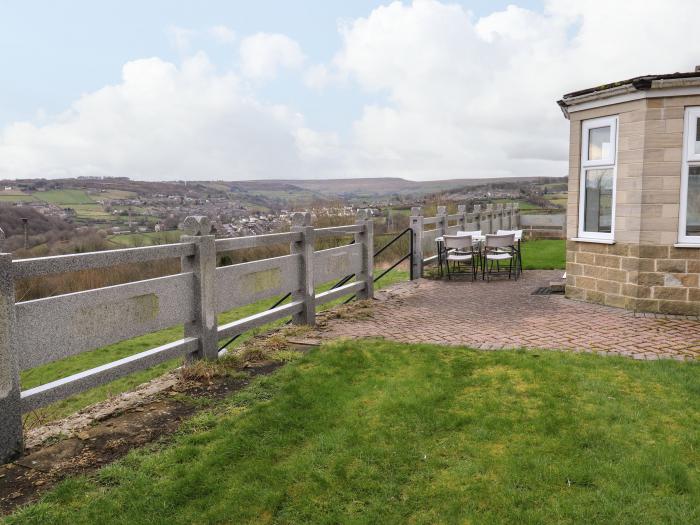 Bronte View Hideaway, Oakworth, West Yorkshire, off-road parking, enclosed garden, pretty view, 2bed