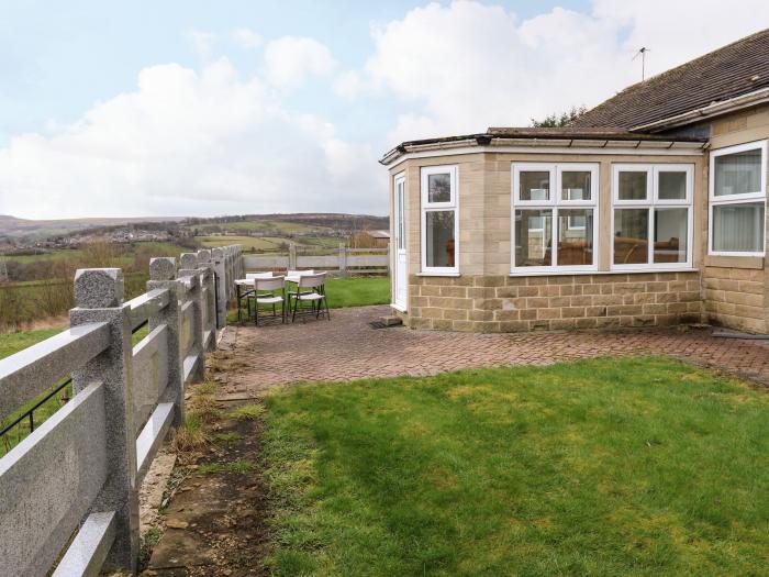 Bronte View Hideaway, Oakworth, West Yorkshire, off-road parking, enclosed garden, pretty view, 2bed