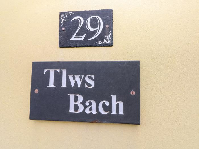 Tlws Bach, Wales