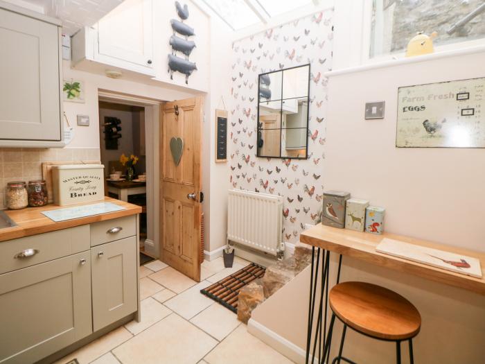 Mouse Cottage, Bakewell, Derbyshire, National Park, close to amenities, off-road parking, character,