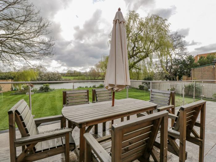 Ninea, Oxfordshire, riverside with mooring onto River Thames, large and comfortable, Wallingford, TV