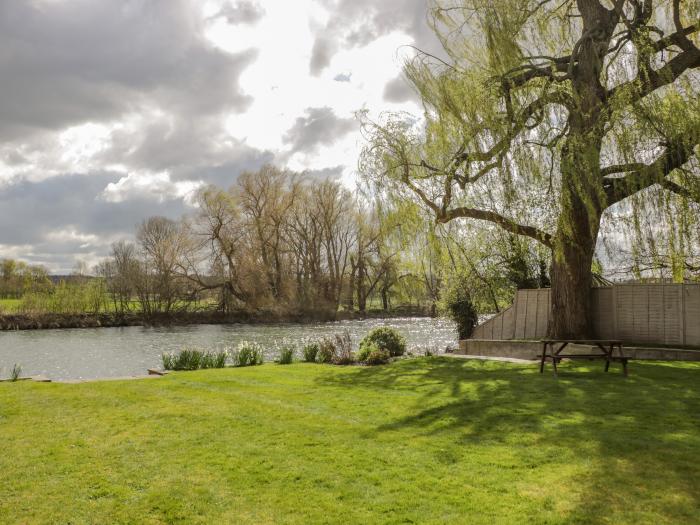 Ninea, Oxfordshire, riverside with mooring onto River Thames, large and comfortable, Wallingford, TV