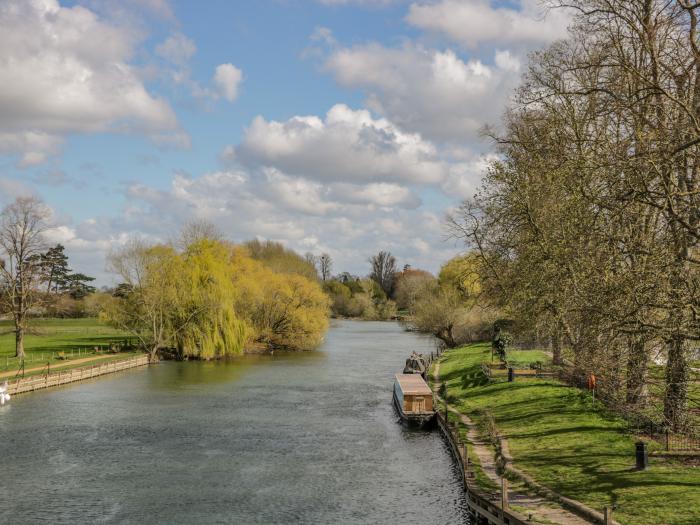 Ninea, Oxfordshire, riverside with mooring onto River Thames, large and comfortable, Wallingford, TV