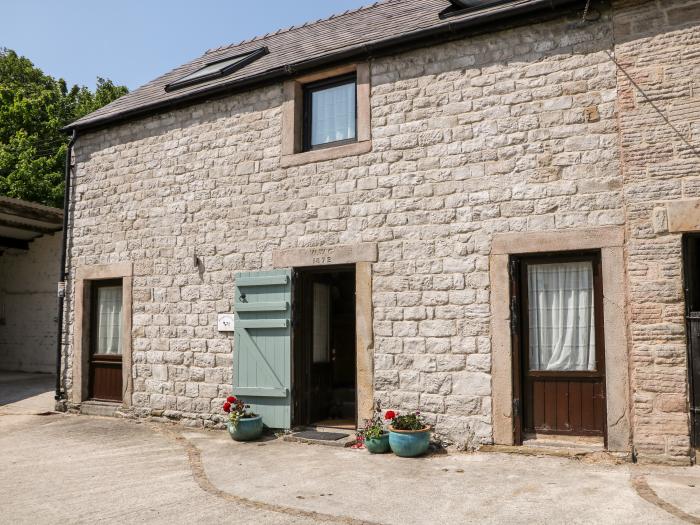Shippon Cottage in Castleton, Peak District. One bedroom. Traditional. Pet-friendly. Gas stove. WiFi