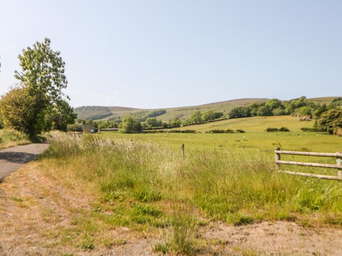 Shippon Cottage in Castleton, Peak District. One bedroom. Traditional. Pet-friendly. Gas stove. WiFi