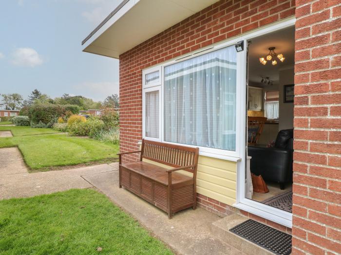5 Siesta Mar, Mundesley, Norfolk. Off-road parking and communal lawn. Close to a beach, shop and pub