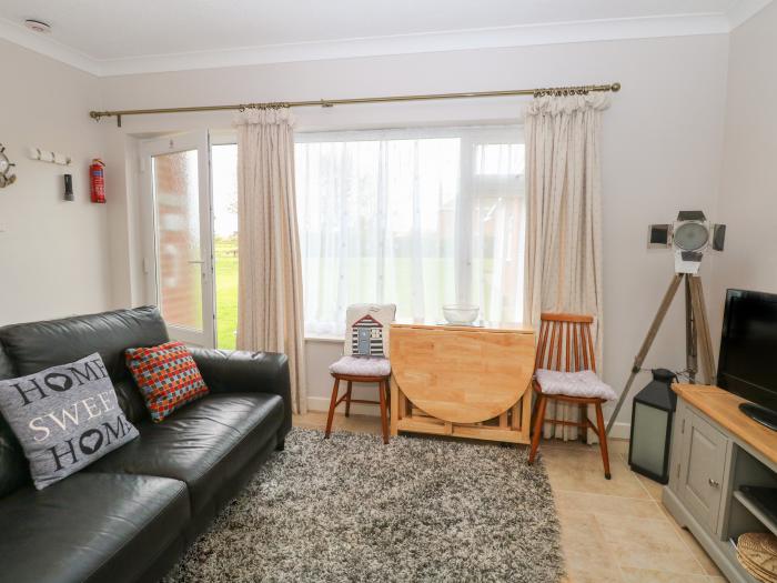 5 Siesta Mar, Mundesley, Norfolk. Off-road parking and communal lawn. Close to a beach, shop and pub