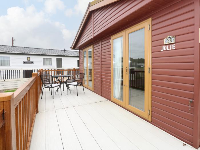 Jolie, in Hunstanton, in Norfolk. Close to amenities. Close to beach. Pet-friendly. Enclosed decking