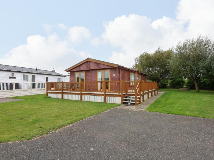 Jolie, in Hunstanton, in Norfolk. Close to amenities. Close to beach. Pet-friendly. Enclosed decking