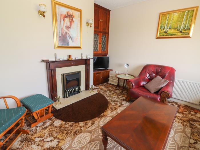Shannon View, Nenagh, County Tipperary. Private patio. Off-road parking. Close to pub. Conservatory