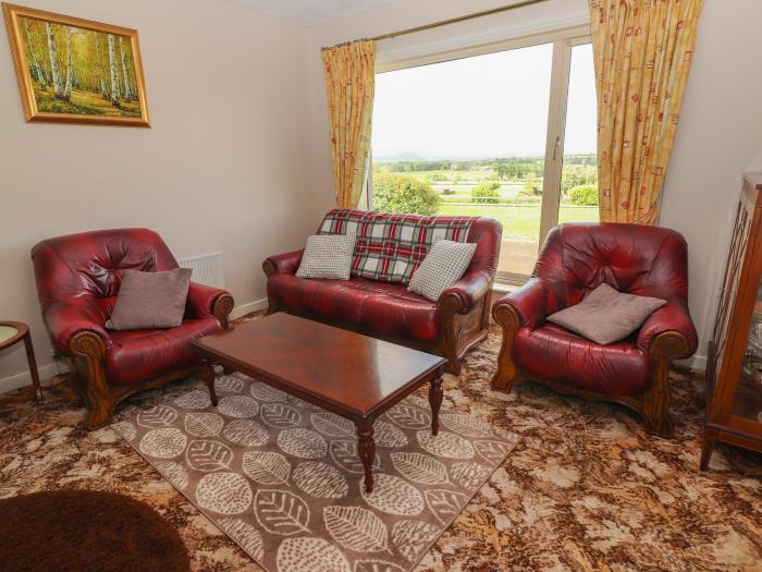 Shannon View, Nenagh, County Tipperary. Private patio. Off-road parking. Close to pub. Conservatory