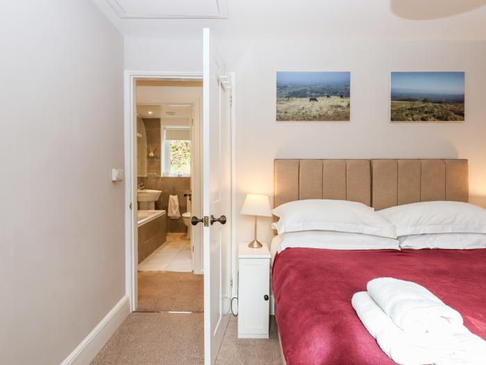 3 Skaigh View Cottages, Sticklepath, Devon. Open-plan living. Rear enclosed garden. Pet-friendly. TV