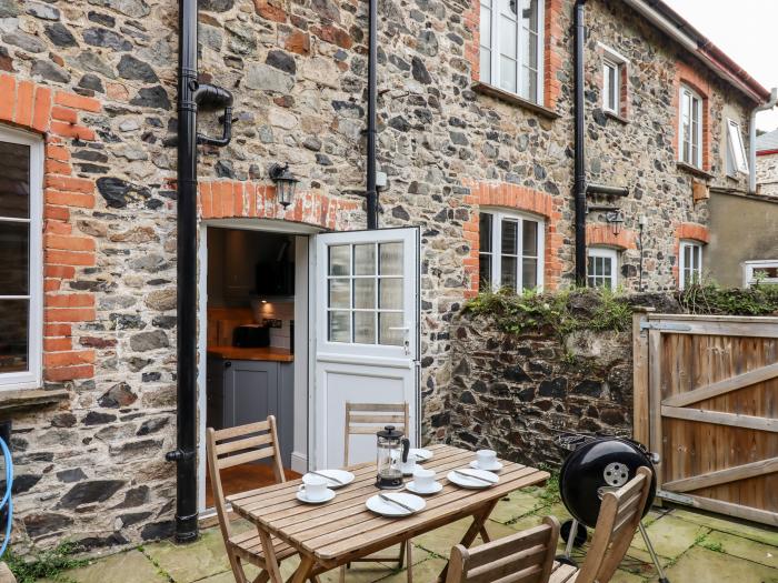 3 Skaigh View Cottages, Sticklepath, Devon. Open-plan living. Rear enclosed garden. Pet-friendly. TV