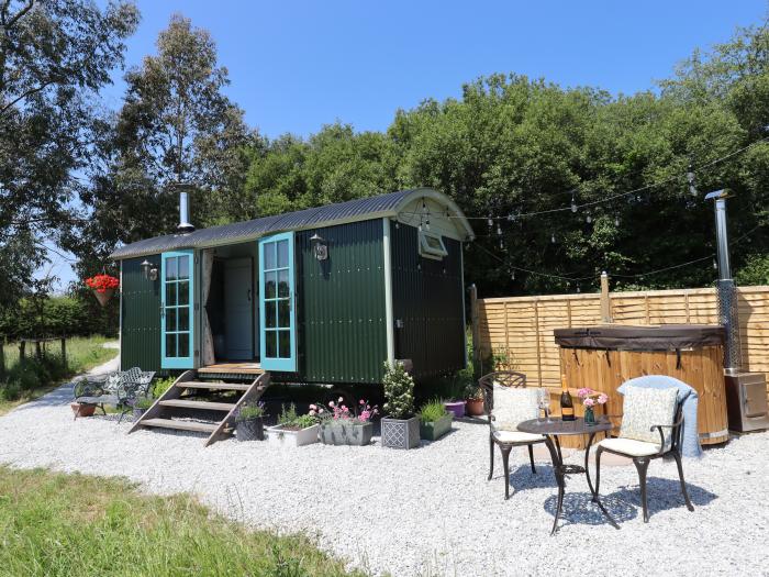 Two Moors Shepherds Hut, Hittisleigh, Devon. Single-storey shepherds hut. Romantic dwelling. One pet